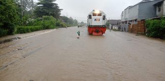 Kereta Api Sritanjung rute Banyuwangi – Yogyakarta tertahan di Stasiun Kalibaru, Banyuwangi akibat tergenang banjir, Kamis (11/5/2023) pagi. (foto/ist)