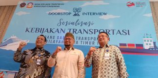 Anggota Komisi V DPR RI Sumail Abdullah bersama pejabat Kemenhub disela Sosialisasi Kebijakan Transportasi di Banyuwangi, Jumat (12/5/2023) siang. (foto/ist)