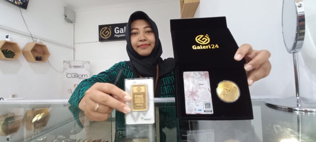 Penjaga menunjukkan emas batangan yang sedang tren di Kantor Pegadaian Banyuwangi, Rabu (17/5/2023) siang. (foto/udi)