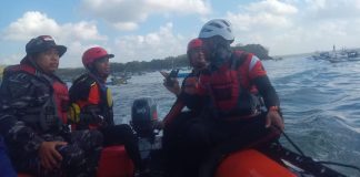 Tim SAR melakukan pencairan korban hilang akibat tabrakan kapal ikan di perairan Grajagan, Banyuwangi, Senin (22/5/2023) siang. (foto/ist)