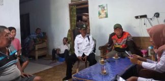 Pemdes Wonosobo, Banyuwangi mendatangi keluarga dua TKI yang disiksa di Myanmar, Rabu (24/5/2023). (foto/udi)