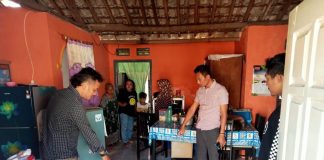 Polisi melakukan olah TKP penyerangan pria misterius berpakaian ninja di Srono, Banyuwangi. (foto/ist)