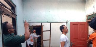 Warga mengevakuasi perabot rumah yang terbakar di Desa Siliragung, Kecamatan Siliragung, Banyuwangi, Selasa (30/5/2023) pagi. (foto/ist)