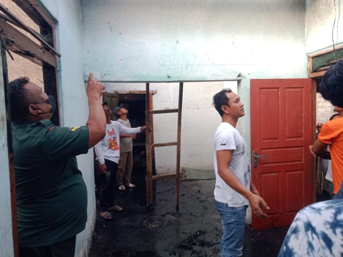 WhatsApp Image 2023-05-30 at 11.40.37 Warga mengevakuasi perabot rumah yang terbakar di Desa Siliragung, Kecamatan Siliragung, Banyuwangi, Selasa (30/5/2023) pagi. (foto/ist)