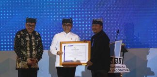 Menpan RB Abdullah Azwar Anas didampingi Kepala ANRI Imam Gunarto menyerahkan Penghargaan kearsipan serangkaian Hari Kearsipan Nasional ke-52 di Banyuwangi, Senin (22/5/2023). (foto/udi)