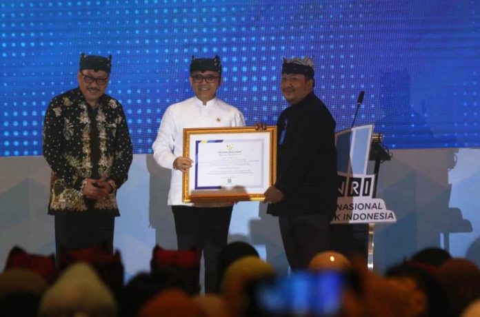 arsip Menpan RB Abdullah Azwar Anas didampingi Kepala ANRI Imam Gunarto menyerahkan Penghargaan kearsipan serangkaian Hari Kearsipan Nasional ke-52 di Banyuwangi, Senin (22/5/2023). (foto/udi)