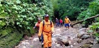 Tim SAR mengevakuasi nenek yang ditemukan tewas di dasar jurang di Desa Bulusari, Kecamatan Kalipuro, Banyuwangi, Kamis (4/5/2023) sore. (foto/ist)
