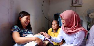 Bupati Banyuwangi Ipuk Fiestiandani mengunjungi ibu melahirkan di Rumah Bersalin, Desa Kandangan, Banyuwangi, Rabu (14/6/2023). (foto/ist)