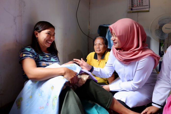 IMG-20230615-WA0004 Bupati Banyuwangi Ipuk Fiestiandani mengunjungi ibu melahirkan di Rumah Bersalin, Desa Kandangan, Banyuwangi, Rabu (14/6/2023). (foto/ist)