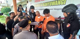 Dua pelaku pembobol mesin ATM di swalayan berjaring di Banyuwangi diamankan ke Polresta Banyuwangi,Rabu (7/6/2023). (foto/udi)