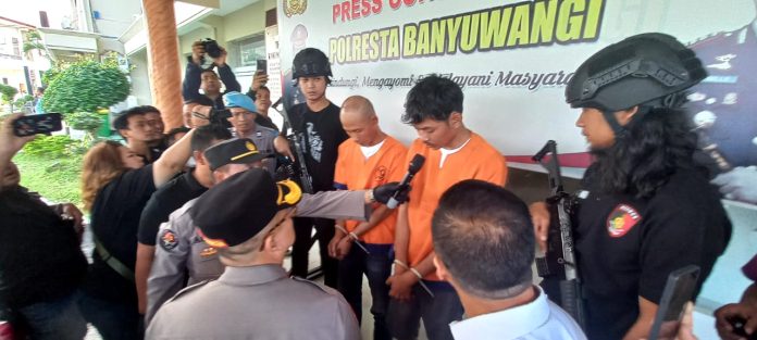 WhatsApp Image 2023-06-07 at 13.23.48 Dua pelaku pembobol mesin ATM di swalayan berjaring di Banyuwangi diamankan ke Polresta Banyuwangi,Rabu (7/6/2023). (foto/udi)