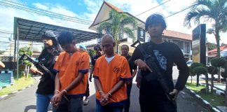 Dua pelaku pembobol mesin ATM di swalayan berjaring di Banyuwangi diamankan ke Polresta Banyuwangi,Rabu (7/6/2023). (foto/udi)