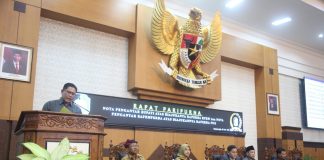 Ketua Bapemperda Banyuwangi Sofiandi Susiadi memaparkan usulan Raperda Pengarusutamaan Gender. (foto/udi)