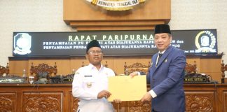 Wabup Banyuwangi Sugirah menyerahkan pemandangan umum terkait usulan Raperda PUG, Rabu (7/6/2023) siang. (foto/ist)