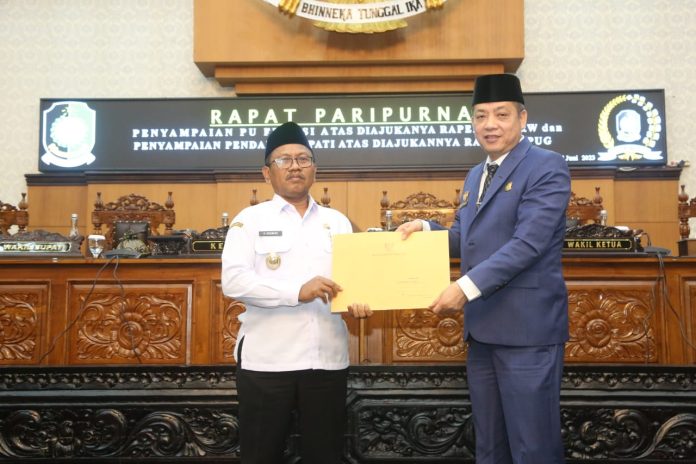 WhatsApp Image 2023-06-07 at 15.39.03 Wabup Banyuwangi Sugirah menyerahkan pemandangan umum terkait usulan Raperda PUG, Rabu (7/6/2023) siang. (foto/ist)