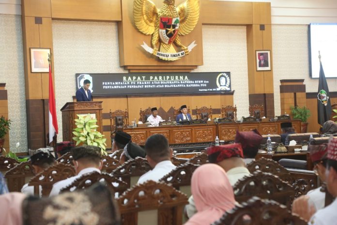 WhatsApp Image 2023-06-07 at 16.40.33 Paripurna pemandangan umum fraksi di DPRD Banyuwangi membahas usulan erubahan RTRW tahun 2023-2043, Rabu (7/6/2023) siang. (foto/udi)