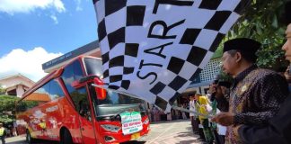 Pemberangkatan calon jemaah haji asal Banyuwangi yang berlangsung mendadak, Kamis (8/6/2023) siang. (foto/udi)