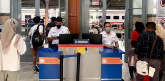 Aktivitas pelayanan tiket KA di stasiun Banyuwangi. (foto/ist)