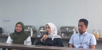 Kepala BPJS Ketenagakerjaan Banyuwangi Eneng Siti Hasanah menjelaskan program terbaru BPJS Ketenagakerjaan, Jumat (9/6/2023). (foto/udi)