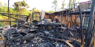 Kondisi warung ikan bakar yang terbakar di kawasan Plengsengan, Banyuwangi, Selasa (13/6/2023) pagi. (foto/ist)