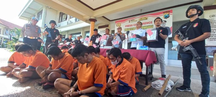 WhatsApp Image 2023-06-14 at 15.10.30 Para pelaku kejahatan hasil Operasi Sikat Semeru dirilis di Polresta Banyuwangi, Rabu (14/6/202) siang. (foto/udi)