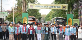 Sebanyak 921 jemaah haji asal Banyuwangi diberangkatkan dari Pemkab Banyuwangi, Kamis (15/6/2023). (foto/udi)