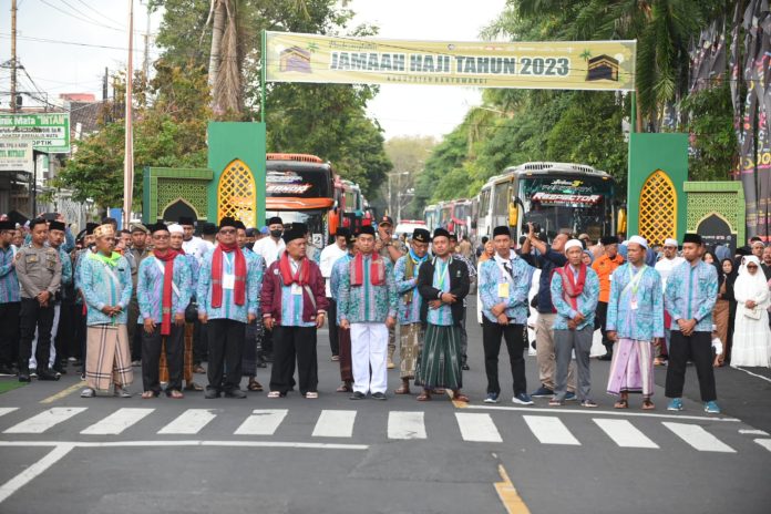 WhatsApp Image 2023-06-15 at 12.05.36 Sebanyak 921 jemaah haji asal Banyuwangi diberangkatkan dari Pemkab Banyuwangi, Kamis (15/6/2023). (foto/udi)