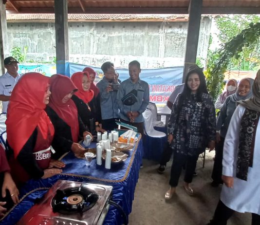 Bupati Banyuwangi Ipuk Fiestiandani melihat pelatihan ibu-ibu bersama Perwira di Desa Jambewangi, Kecamatan Sempu, 22 Februari 2023. (foto/udi)