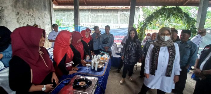 WhatsApp Image 2023-06-17 at 12.47.11 (1) Bupati Banyuwangi Ipuk Fiestiandani melihat pelatihan ibu-ibu bersama Perwira di Desa Jambewangi, Kecamatan Sempu, 22 Februari 2023. (foto/udi)