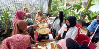 Ibu-ibu di Banyuwangi berlatih mengolah nira menjadi gula semut yang bernilai jual tinggi. (foto/udi)