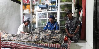 Polisi mengecek nelayan yang tewas saat melaut di Perairan, Muncar,Banyuwangi.