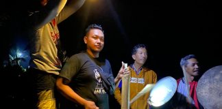 Warga Dusun Krajan Baru, Desa Wonosobo, Kecamatan Srono, Banyuwangi mencari warganya yang hilang misterius, Senin (19/6/2023) malam. (foto/ist)