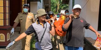 Warga bersama petugas mengevakuasi korban hilang yang ditemukan tewas Desa Wonosobo, Kecamatan Srono, Banyuwangi, Selasa (20/6/2023) siang. (foto/ist)