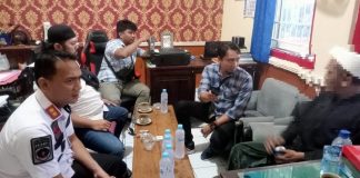 Petugas mengamankan oknum guru ngaji yang kedapatan membawa sabu saat masuk ke LP Banyuwangi, Rabu (21/6/2023) siang. (foto/ist)