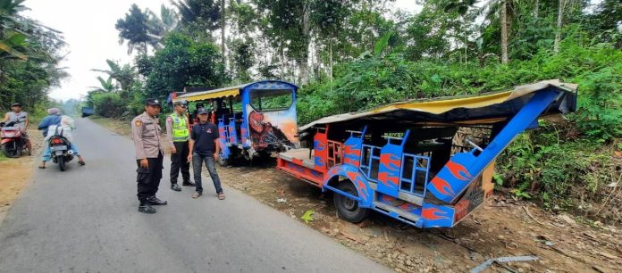 WhatsApp Image 2023-06-26 at 17.20.41 Kondisi kereta kelinci yang rusak usai nyungsep ke jurang di Desa Bumiharjo, Kecamatan Glenmore, Banyuwangi, Senin (26/6/2023). (foto/ist)