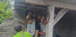 Warga mengevakuasi pasutri yang ditemukan tewas di Purwoharjo, Banyuwangi, Selasa (27/6/2023). (foto/ist)