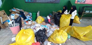 Mahasiswa memilah sampah di pengolahan sampah STIKES Banyuwangi, Selasa (27/6/2023) siang. (foto/udi)