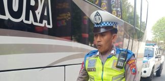 Polisi memeriksa bus yang menewaskan penumpang motor di Banyuwangi, Selasa (27/6/2023) pagi. (foto/ist)
