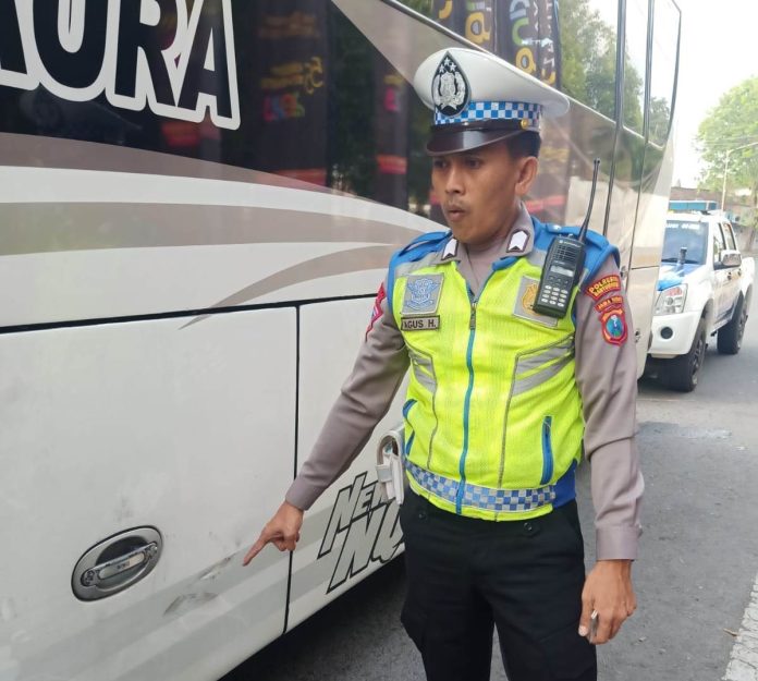 WhatsApp Image 2023-06-27 at 19.12.09 Polisi memeriksa bus yang menewaskan penumpang motor di Banyuwangi, Selasa (27/6/2023) pagi. (foto/ist)