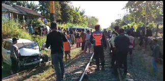 Warga mengevakuasi mobil Honda Mobilio yang ringsek akibat tertabrak KA di lintasan Klatak, Kalipuro, Banyuwangi, Rabu (28/6/2023). (foto/ist)