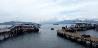 Aktivitas penyeberangan di Pelabuhan Ketapang, Banyuwangi. (foto/udi)