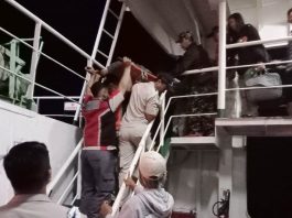 Petugas mengevakuasi penumpang kapal yang meninggal dalam pelayaran dari Gilimanuk ke Ketapang, Banyuwangi, Kamis (29/6/2023). (foto/ist)