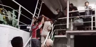 Petugas mengevakuasi penumpang kapal yang meninggal dalam pelayaran dari Gilimanuk ke Ketapang, Banyuwangi, Kamis (29/6/2023). (foto/ist)