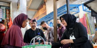 Bupati Banyuwangi Ipuk Fiestiandani menggelar hari belanja di UMKM. (foto/ist)