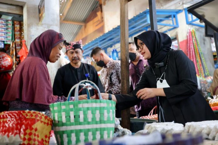 IMG-20230202-WA0053 Bupati Banyuwangi Ipuk Fiestiandani menggelar hari belanja di UMKM. (foto/ist)