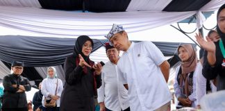 Menkes Budi Gunadi Sadikin mengecek inovasi layanan kesehatan di Banyuwangi, Sabtu (8/7/2023). (foto/ist)