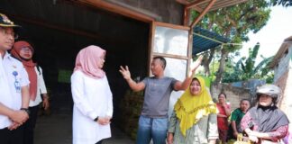 Bupati Banyuwangi Ipuk Fiestiandani mengecek pasokan elpiji 3 kg di pangkalan, Rabu (26/7/2023). (foto/ist)