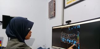 Prakirawan BMKG Banyuwangi sedang memantau kondisi cuaca. (foto/udi)