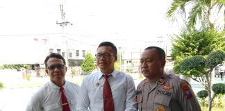 Kasatreskrim Polresta Banyuwangi Kompol Agus Sobarnapraja (tengah) memberikan penjelasan ungkap kasus TPPO, Senin (3/7/2023). (foto/udi)