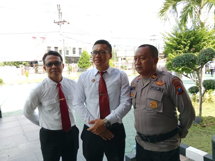 Kasatreskrim Polresta Banyuwangi Kompol Agus Sobarnapraja (tengah) memberikan penjelasan ungkap kasus TPPO, Senin (3/7/2023). (foto/udi)